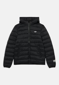 Μαύρο φουσκωτό μπουφάν με κουκούλα, με οριζόντιες ραμμένες ενότητες, μπροστινές τσέπες και λογότυπο στο αριστερό στήθος και στο μανίκι.