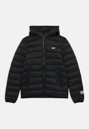 Melnā pūkainā jaka ar kapuci, horizontāli šķautņotām daļām, priekšējām kabatām un logotipu kreisajā krūtīs un piedurknē.