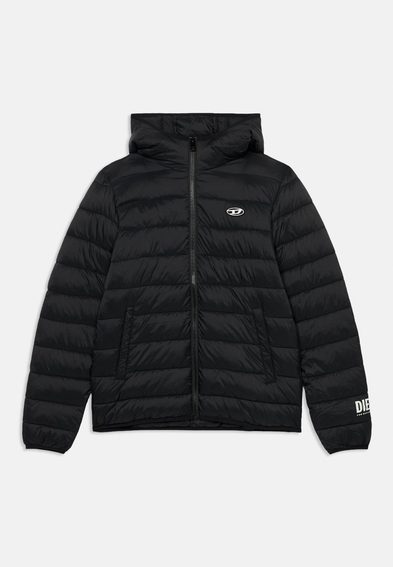 Μαύρο φουσκωτό μπουφάν με κουκούλα, με οριζόντιες ραμμένες ενότητες, μπροστινές τσέπες και λογότυπο στο αριστερό στήθος και στο μανίκι.