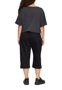 QS ELASTISCHE CAPRI - Jeansshort - schwarz