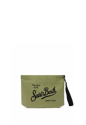 Pochette vert olive avec sangle noire, texte noir « The place to be Saint Barth Summer Paradise » sur le devant.