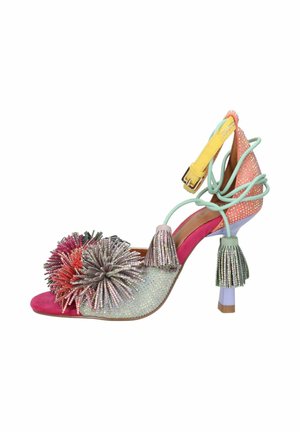 Sandaletto con tacco alto in tessuto glitter rosa, verde e arancione, pon pon multicolore sulla punta, cinturini alla caviglia verde menta e tacco lavanda.