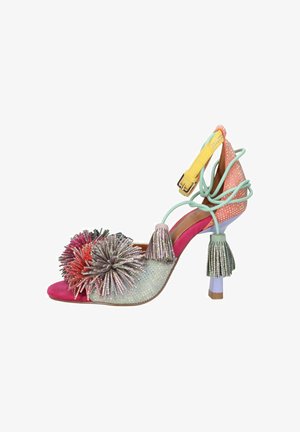 Sandaletto con tacco alto in tessuto glitter rosa, verde e arancione, pon pon multicolore sulla punta, cinturini alla caviglia verde menta e tacco lavanda.