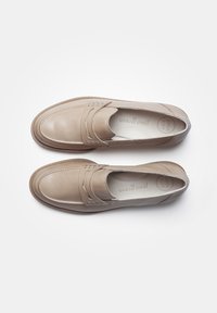 Mocassini in pelle beige con punta arrotondata, dettagli cuciti e una superficie liscia. Presentano una soletta imbottita per il comfort.