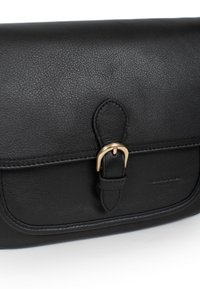 Czarna skórzana torba typu crossbody o teksturowanej powierzchni, z złotą klamrą i zapięciem na klapkę. Czyste linie i minimalne logo.
