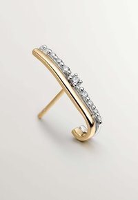 Pendientes curvados de oro y plata con una fila de piedras de strass transparentes en la parte superior, que cuentan con un poste puntiagudo para sujetarlos.