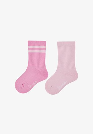 Ein Paar kniehohe Socken in verschiedenen Pinktönen. Eine hat weiße Streifen; die andere ist einfarbig pink mit gerippter Textur und einem Logo.