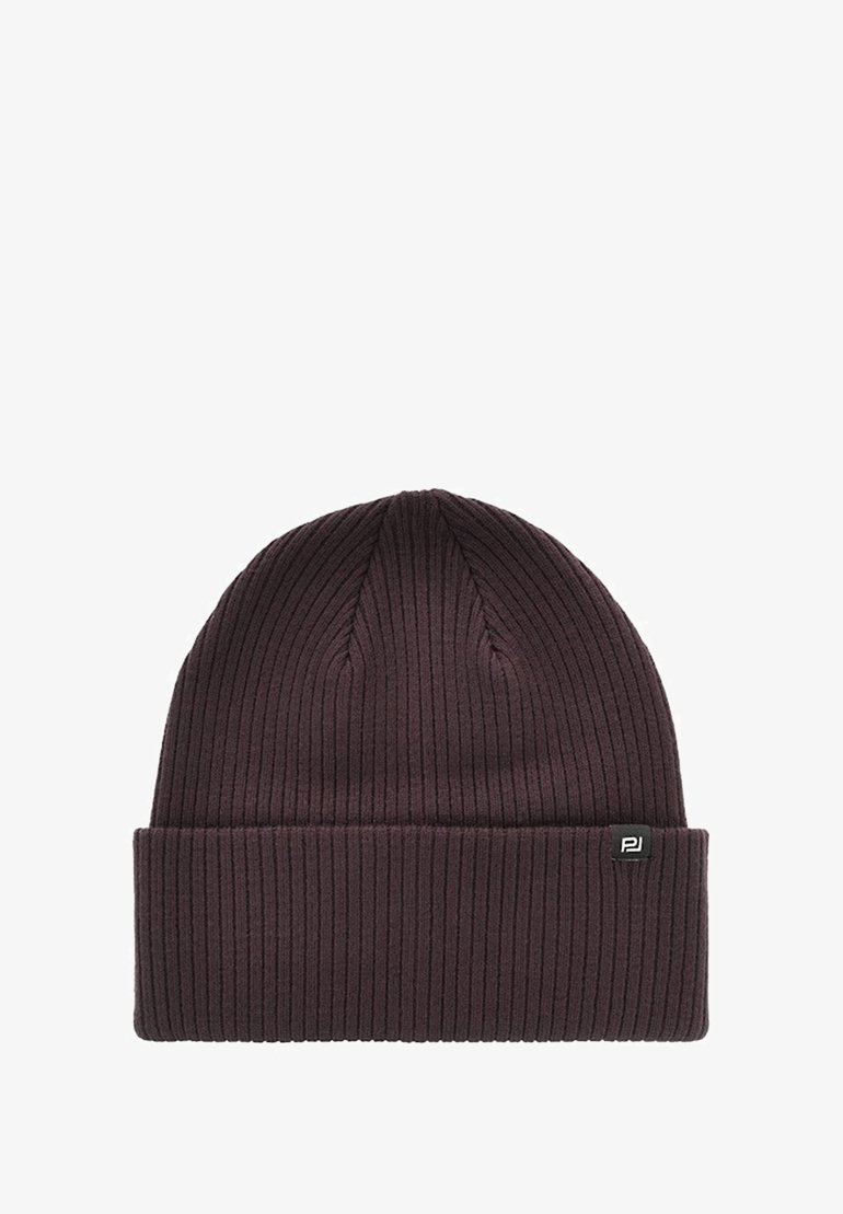 Ciemnofioletowa prążkowana dzianinowa czapka typu beanie z podwiniętym mankietem i małą czarną naszywką z logo po boku. Miękka w dotyku, dopasowany krój.