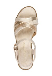 Guldtonet sandal med krydsede, teksturerede stropper og ankelspænde. Blød, metallisk finish og polstret sål. Åben tå-design.