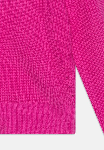 Jersey de punto en un vibrante color rosa. Presenta un patrón texturizado y puños de canalé. El diseño incluye detalles de punto en cable a lo largo del costado.
