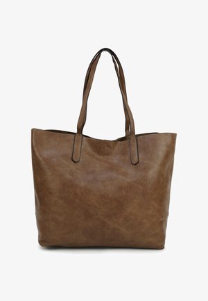 Bruine leren totebag met twee lange handvatten, een gladde textuur, open bovenkant en subtiele stiksels langs de randen. Geen zichtbare patronen of accenten.