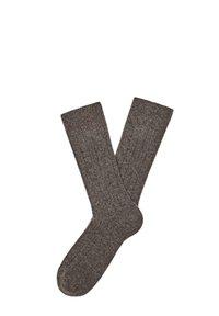 Hnědé žebrované ponožky z texturovaného materiálu. Mají jednobarevný vzhled s vzorovaným designem podél délky a kontrastní manžetou.