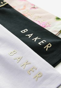 Tre stofstrimler i pink blomsterdesign, sort og hvid, hver med ordet "BAKER" præget i gyldne bogstaver. Blød bomuldsstruktur.