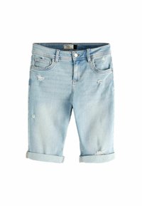 Pantalones cortos de mezclilla azul claro hasta la rodilla con puños doblados, que presentan parches desgastados y un diseño tradicional de cinco bolsillos.