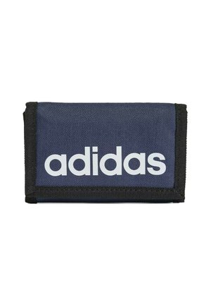 Portafoglio in tessuto blu con bordo nero e logo adidas bianco centrato sulla patta frontale su sfondo bianco.