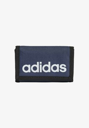 Portafoglio in tessuto blu con bordo nero e logo adidas bianco centrato sulla patta frontale su sfondo bianco.