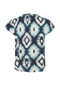 Top maniche corte realizzato in tessuto con un motivo tie-dye blu e bianco, con scollo rotondo e una piega cucita sul retro per un tocco di dettaglio in più.