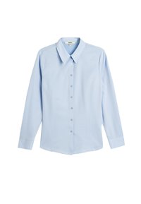 Camisa de botones de manga larga de color azul claro, con cuello, corte recto y una textura sutil. Presenta una tapeta delantera y un bolsillo en el pecho.