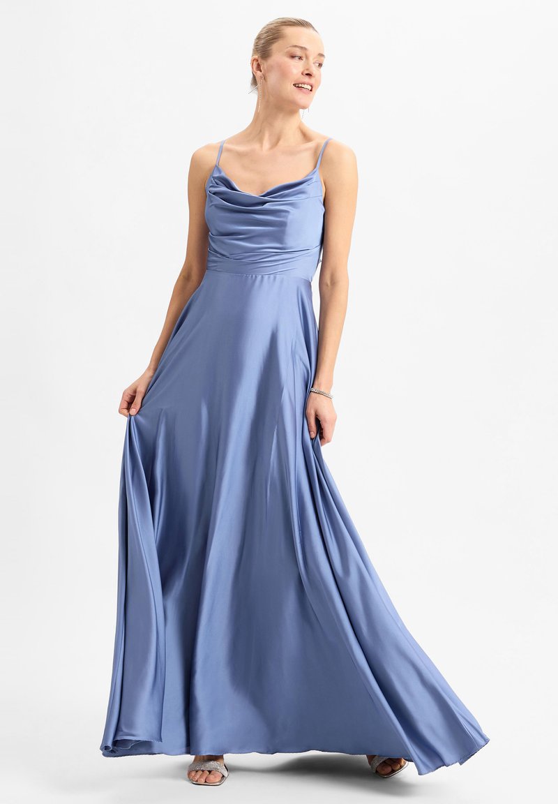 Maxikleid aus blauem Satin mit Cowl-Ausschnitt, dünnen Trägern und fließendem, schwingendem Stoff. Glatte Textur und knöchellanges Design.