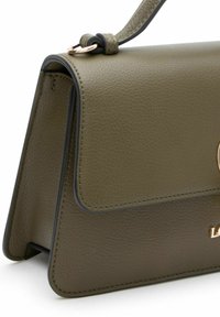 Olivgrünes Lederhandtasche mit strukturiertem Design, Klappenverschluss und Hardware in Golddetails. Verfügt über eine dezente Narbung und kontrastierende Nähte.