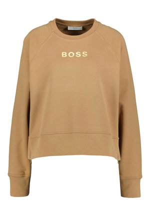 Camelbruine trui met lange mouwen en een ronde hals, met "BOSS" in gouden letters centraal op de borst gedrukt.