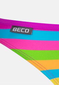 Bas de bikini de bain multicolore avec des rayures horizontales rose, bleu, vert et orange, portant une étiquette de logo BECO sur la taille.