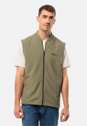 Fleece gilet in olijfgroen met een ritssluiting, opstaande kraag en twee voortassen; heeft branding aan de bovenlinkerzijde.