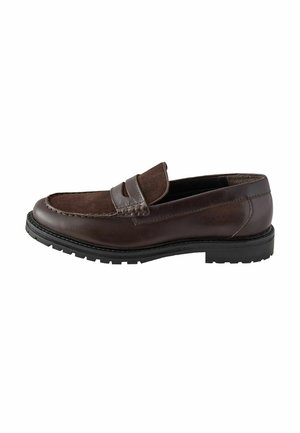 Donkerbruine leren en suède herenloafer met een zwarte robuuste zool en een riemdetail over de bovenkant.