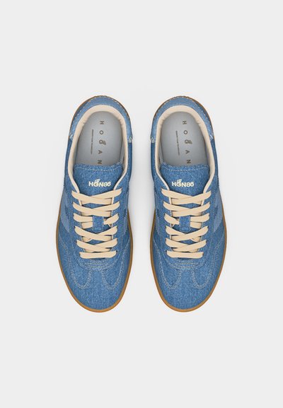 Ζευγάρι μπλε τζιν αθλητικών παπουτσιών με μπεζ κορδόνια και καφέ σόλες, με τη μάρκα "HØN86", από πάνω σε λευκό φόντο.