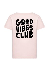 Ružičasta pamučna majica s crnim natpisom "GOOD VIBES CLUB" uz dva emotikona s osmijehom iznad natpisa. Kratki rukavi i okrugli izrez.