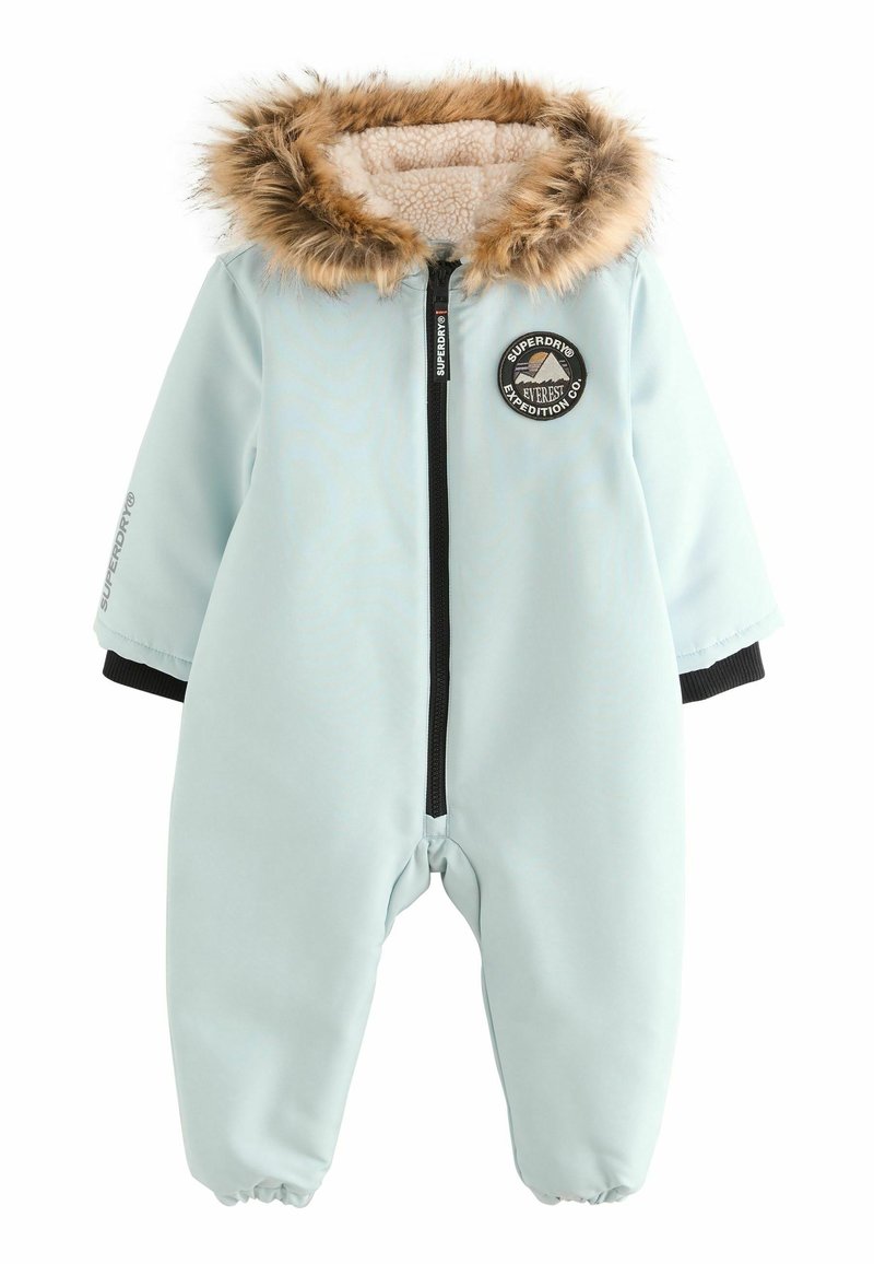 Combinaison de bébé bleu clair avec capuche bordée de fourrure, fermeture éclair à l'avant et écusson noir portant l'inscription "Superdry Everest Expedition Co."