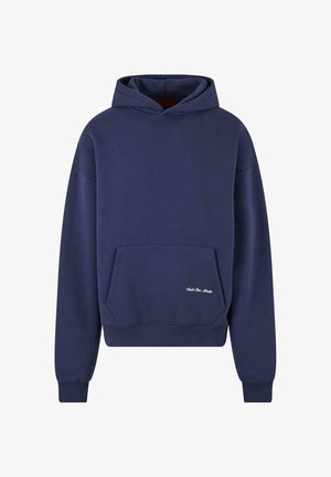 Marinsko modra mikica s kapuco, izdelana iz mehke tkanine, z sprednjim žepom in rebrastimi manšetami. Na sprednji strani je izvezeno belo besedilo.