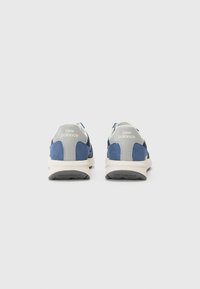 Baskets en suède bleu avec des accents gris, dotées d'une semelle rembourrée et d'un logo discret à l'arrière. Bout rond et design bas.