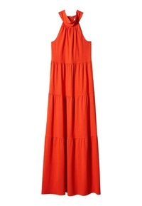 Robe longue orange vif sans manches avec une jupe à volants et un col froncé, présentant un haut style dos-nu et une coupe fluide.