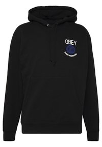 Černá mikina s kapucí vyrobená z bavlny, s přední kapsou a stahovací kapucí. Text "OBEY" a grafika globu v modré a bílé barvě.