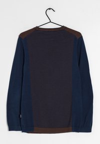 Chemise à manches longues bleu marine, avec un motif texturé marron sur le dos et les épaules, un col rond et des poignets côtelés.