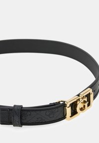 Ceinture en cuir noir avec motif embossé, équipée d'une boucle rectangulaire dorée ornée d'un détail logo. Texture lisse et design élégant.