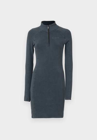 Rochie cu mânecă lungă de culoare gri închis, cu guler cu fermoar, design ajustat și textură netedă. Prezintă branding minimal pe piept.