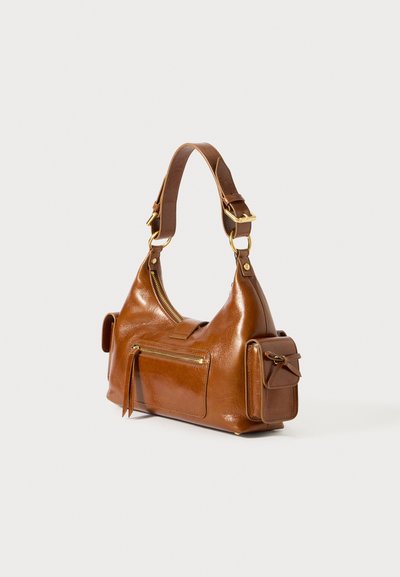 Bolsa de ombro em couro castanho com um design curvado, apresentando um compartimento principal com fecho, um bolso frontal e um bolso lateral com aba. Acessórios em dourado.
