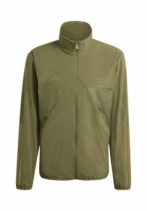 Chaqueta verde oliva con cremallera, cuello alto, dos bolsillos delanteros y sutiles elementos de diseño triangulares. Fabricada con una tela suave y ligera.