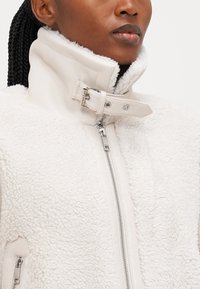 ONLY Petite ONLMICHELLE JACKET - Ziemas jaka - pumice stone