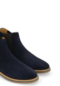 Marineblaue Wildleder Chelsea-Stiefel mit elastischen Seiteneinsätzen, runder Zehenform und einer hellbraunen Sohle mit einer gesteppte Details.