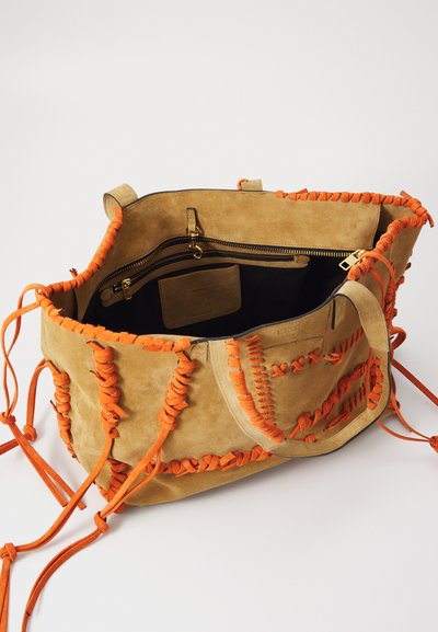 Geantă din suede cămilă cu accente de țesătură portocalie, interior spațios ce include un buzunar cu fermoar și o textură moale. Design cu partea de sus deschisă și curele flexibile.
