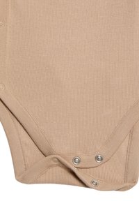 Body beige a coste con chiusure a snap sul fondo e un tessuto morbido e testurizzato. Presenta un collo rotondo e maniche corte.