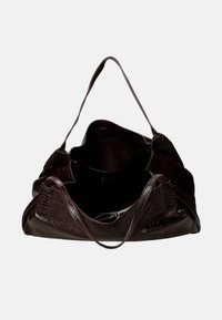 Borsa a tracolla in pelle marrone scuro con un ampio interno dotato di tasca con cerniera, dettagli testurizzati e robuste spalline.