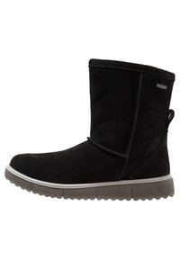 Stivale alla caviglia in suede nero con punta tonda, tomaia morbida e suola in gomma testurizzata. Dotato di un tab di uscita sul retro per una facile vestibilità.