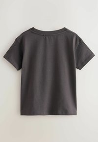 Tmavosivá bavlnená krátky rukáv tričko zobrazené zozadu s okrúhlym výstrihom na jednoduchom svetlom pozadí.