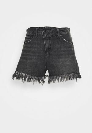 Pantalones cortos de mezclilla negra con un dobladillo deshilachado, que cuentan con cinco bolsillos, un cierre de botón y una textura desgastada. Cortados por encima de la rodilla.