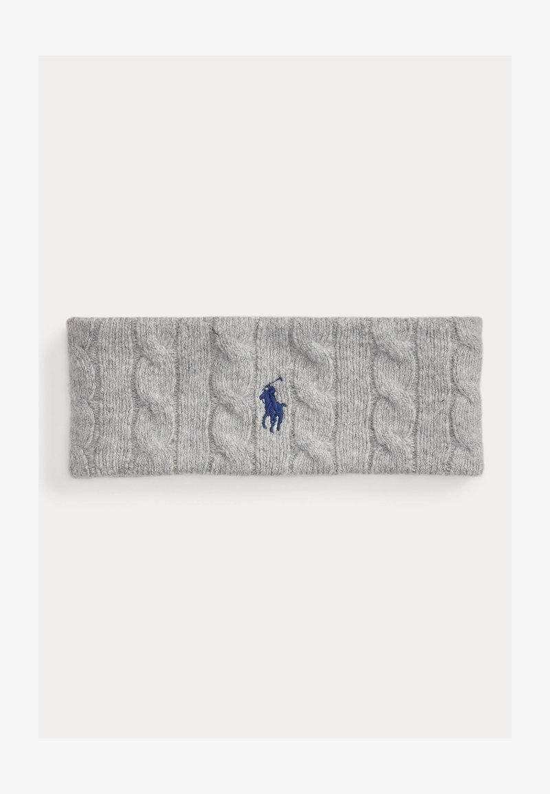 Grå kabelstrikket ullpannebånd med en blå brodert hest og rytter-logo midt foran.