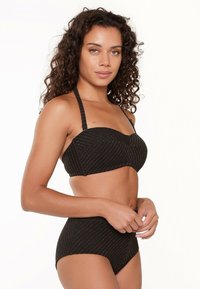Sort bikini-sæt med en bandeau-top med lodrette striber og højtaljede shorts, lavet af struktureret materiale med en glat finish.